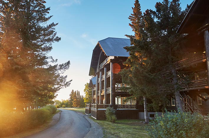 glacier-park-lodge-historic-accommodation-in-east-glacier-park