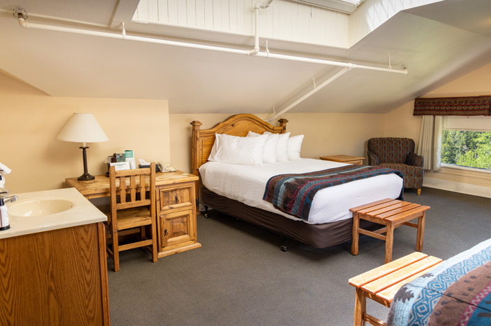 Main Lodge - Family Room - Bed and Desk