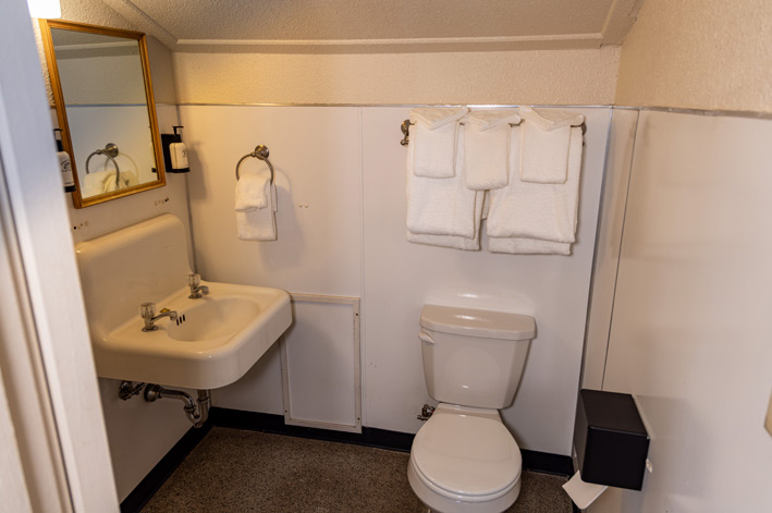 Main Lodge - Bathroom